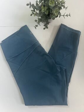 Lululemon In Movement 7/8 Tight *Everlux 25"
Utility Blue Size 12